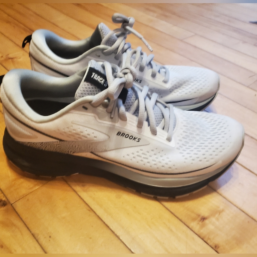White/ Black Brooks Trace 3 sneakers. Womens size 8.
